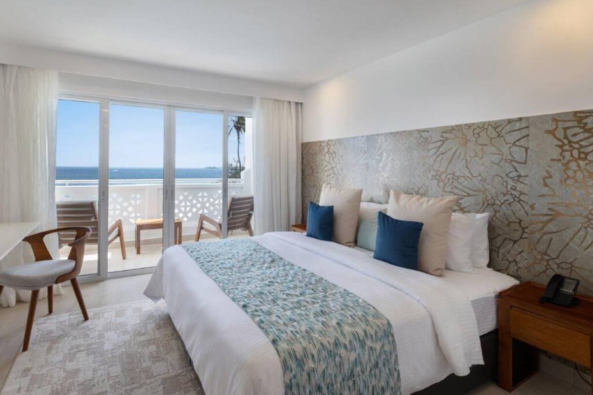 In-room safe, desk, WiFi (free), bed sheets