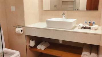 Coffres-forts dans les chambres, bureau, Wi-Fi gratuit, draps fournis