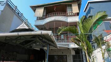 Mặt tiền nơi lưu trú