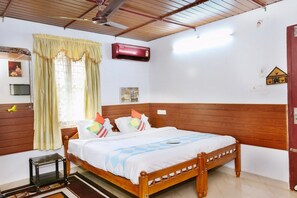 Deluxe Room | In-room safe, desk, soundproofing, free WiFi - Honolulu Home (Kochi)