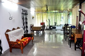 Living area - Honolulu Home (Kochi)