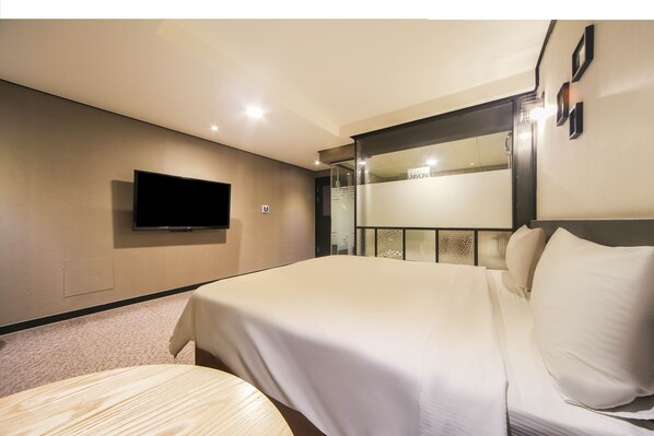 Kahden hengen deluxe-huone | Ylelliset vuodevaatteet, untuvapeitot, minibaari, tallelokero huoneessa