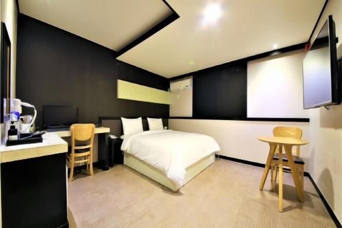 Ropa de cama de alta calidad, cubrecamas y minibar 