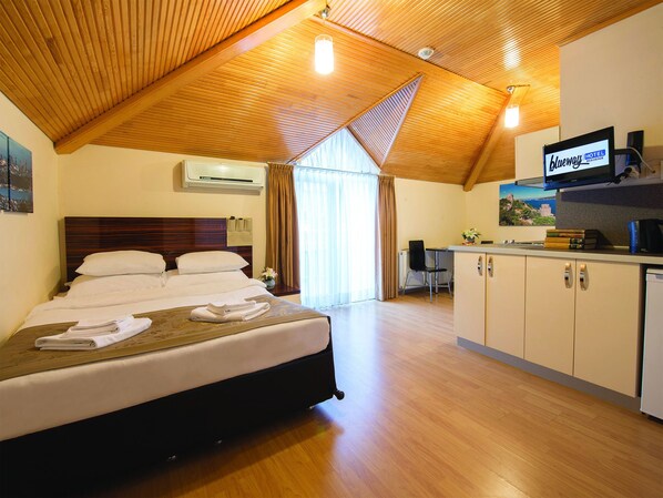 Deluxe Suite with Balcony | In-room safe, individually furnished, desk, soundproofing - Blueway Hotel Residence (Istanbul)