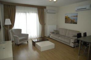 Family Suite | Soggiorno | TV a schermo piatto 40 pollici con canali satellitari, TV