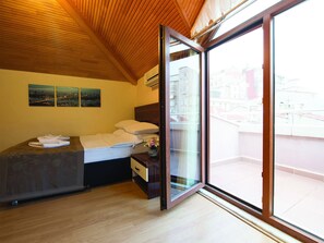 Deluxe Suite with Balcony | Una cassaforte in camera, con arredamento individuale, una scrivania