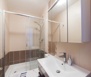 Suihku, ilmaiset hygieniatuotteet, hiustenkuivaaja, tohvelit