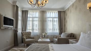 Deluxe Suite | 1 sovrum, bäddmadrasser, minibar och värdeförvaringsskåp på rummet