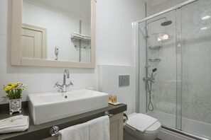  Superior Suite | Salle de bain | Douche, douche à « effet pluie », articles de toilette gratuits