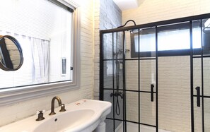 Tower Suite | Bad | Dusj, regndusjhode, toalettartikler (inkludert) og hårføner