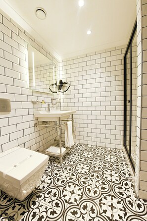 Habitación de lujo doble | Baño | Ducha y cabezal de ducha tipo lluvia