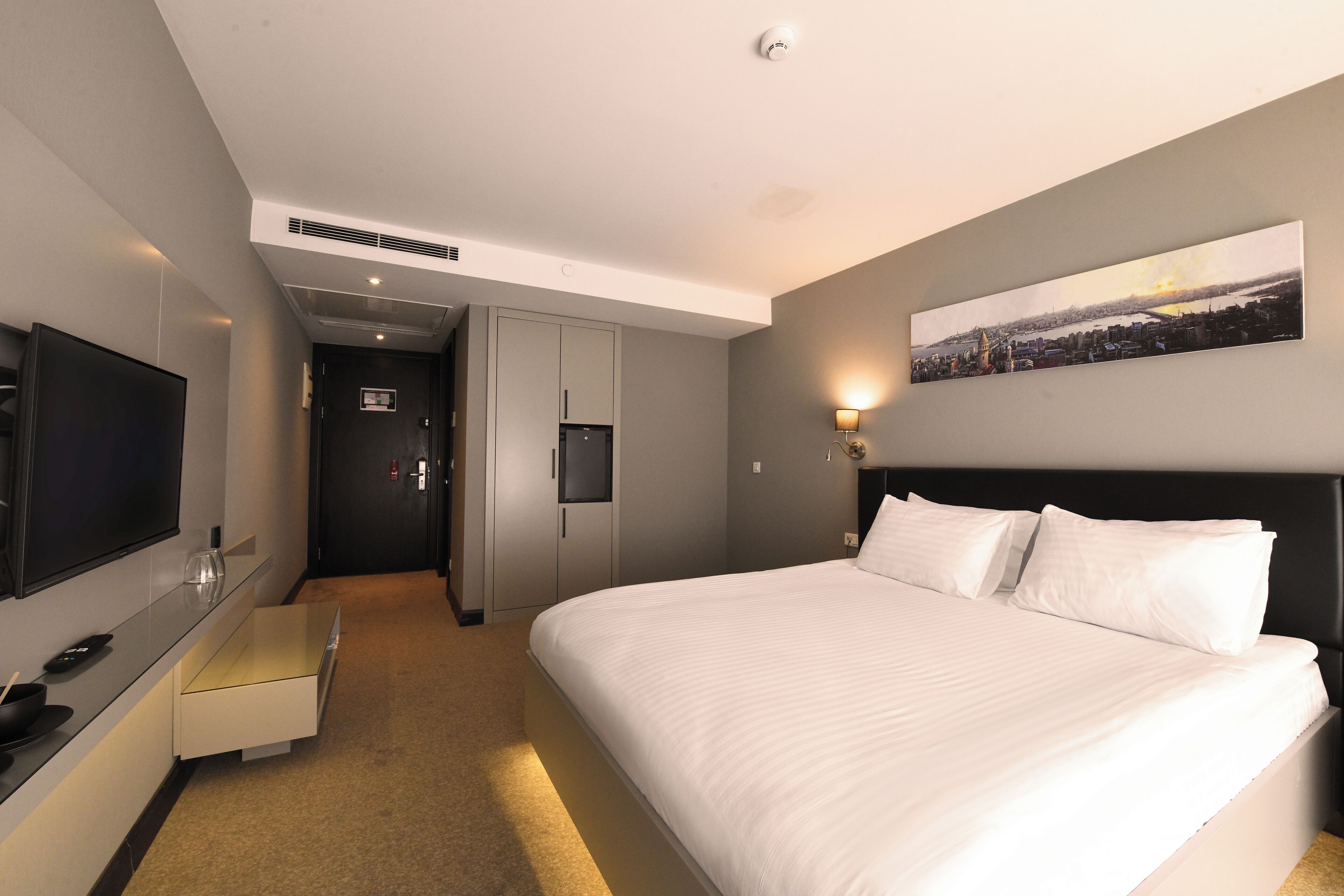luxury double room | minibar, in-room safe, desk, laptop workspace