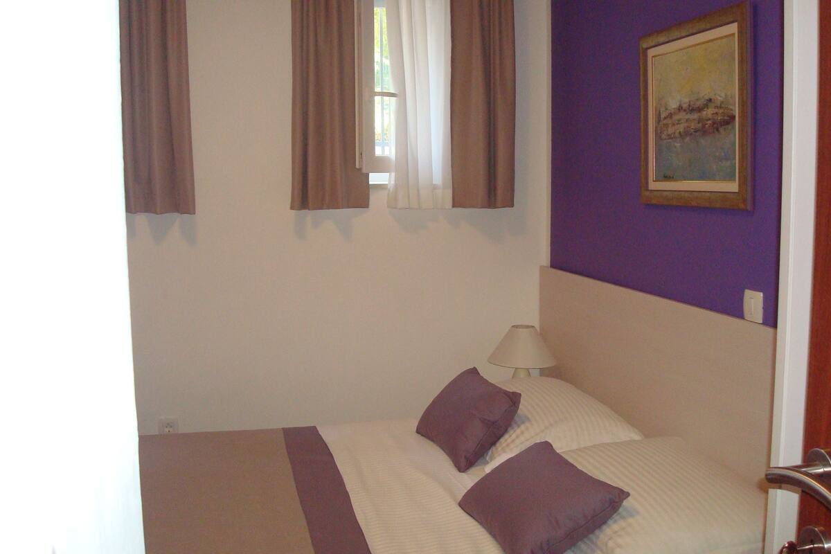 Apartamento standard, 2 quartos | Roupas de cama premium, edredons de pluma