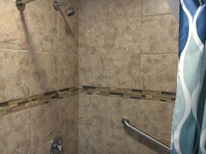 Bathroom shower - Hotel Salina Long Beach (Long Beach)