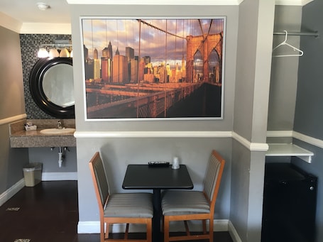 Flat-screen TV. Hotel Salina Long Beach