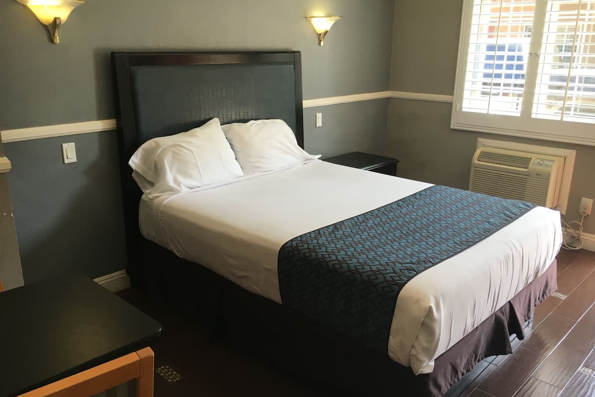 deluxe room, 1 queen bed | desk, iron/ironing board, free wifi