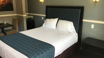 Chambre Deluxe, 2 grands lits | Bureau, fer et planche à repasser, Wi-Fi gratuit