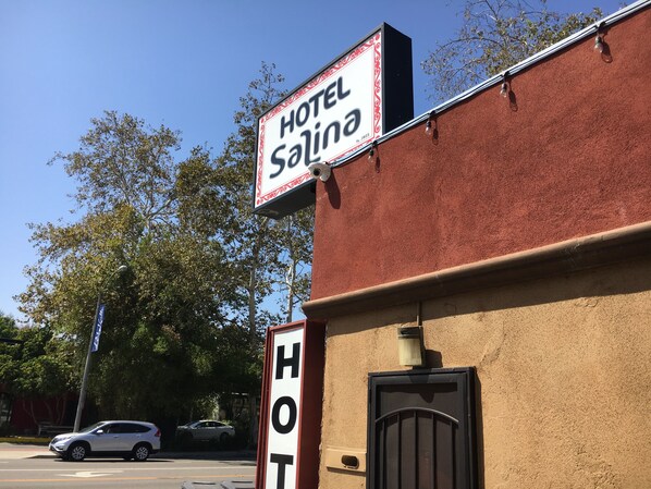 Un letrero de hotel con el nombre 'Hotel Salina' y la palabra 'HOTEL' debajo.