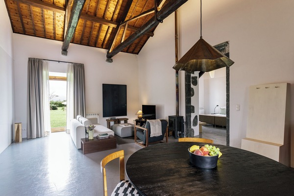 Pico do Refugio CC - Casa dos Tambores | Living area | LCD TV, fireplace
