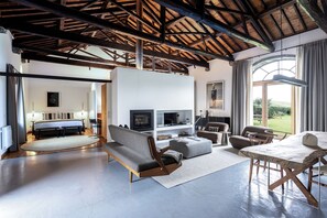 時尚樓中樓客房 | 客廳 | LCD 電視、壁爐