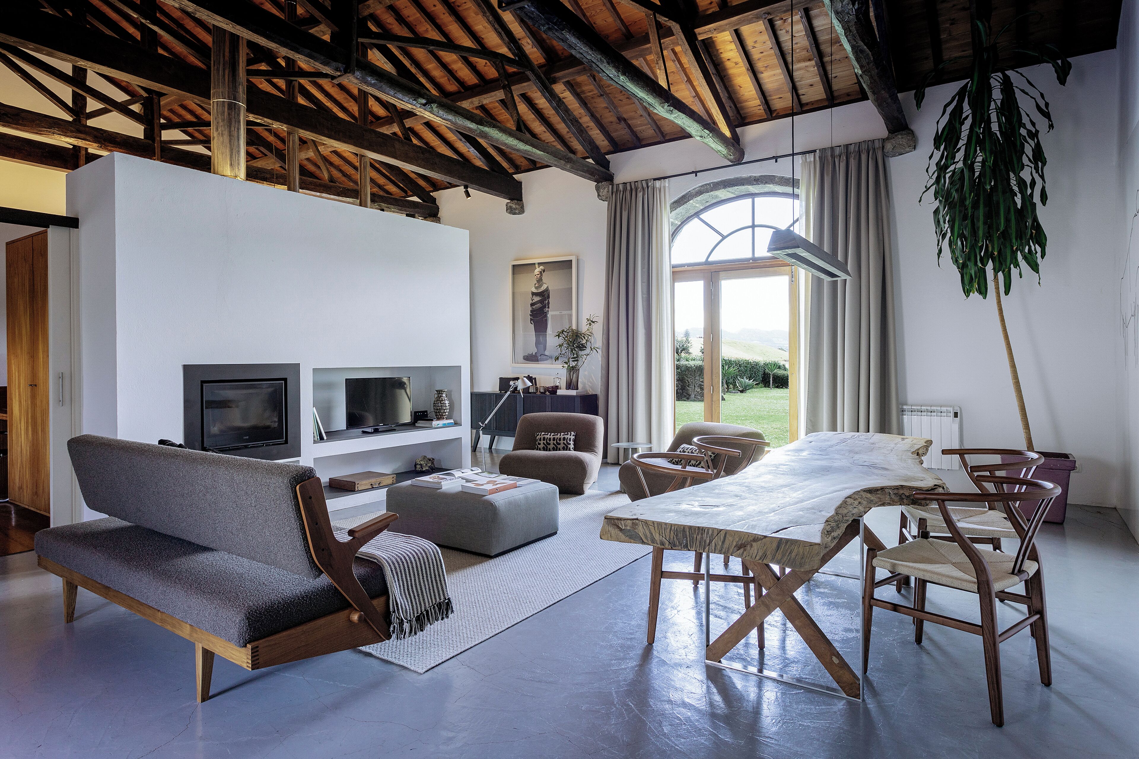 Pico do Refugio - Casa dos Tabuleiros | Woonruimte | Een lcd-televisie en een open haard
