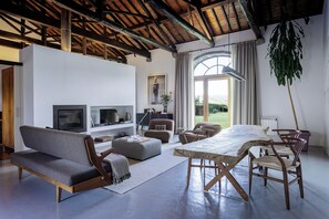 Pico do Refugio - Casa dos Tabuleiros | Oleskelualue | LCD-televisio, takka