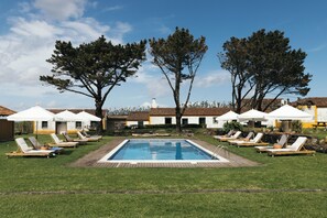 季節性室外泳池；躺椅