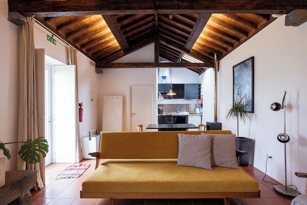 Casa de campo tradicional | Área de sala de estar | Televisión LCD y chimenea 