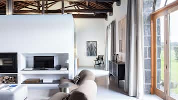 Loft de diseño | Zona de estar | Una televisión LCD, una chimenea