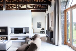 Loft de diseñador | Área de sala de estar | Televisión LCD y chimenea 