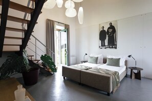 Loft familiar | 1 habitación, decoración personalizada, muebles diferentes y escritorio 