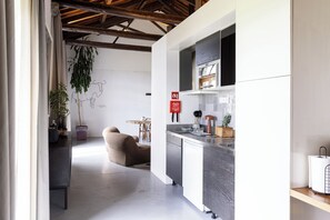 Loft de diseñador | Cocina privada | Refrigerador, microondas, parrilla de estufa y cafetera y tetera 