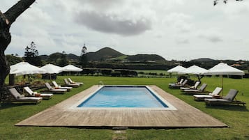 Piscina stagionale all'aperto, lettini