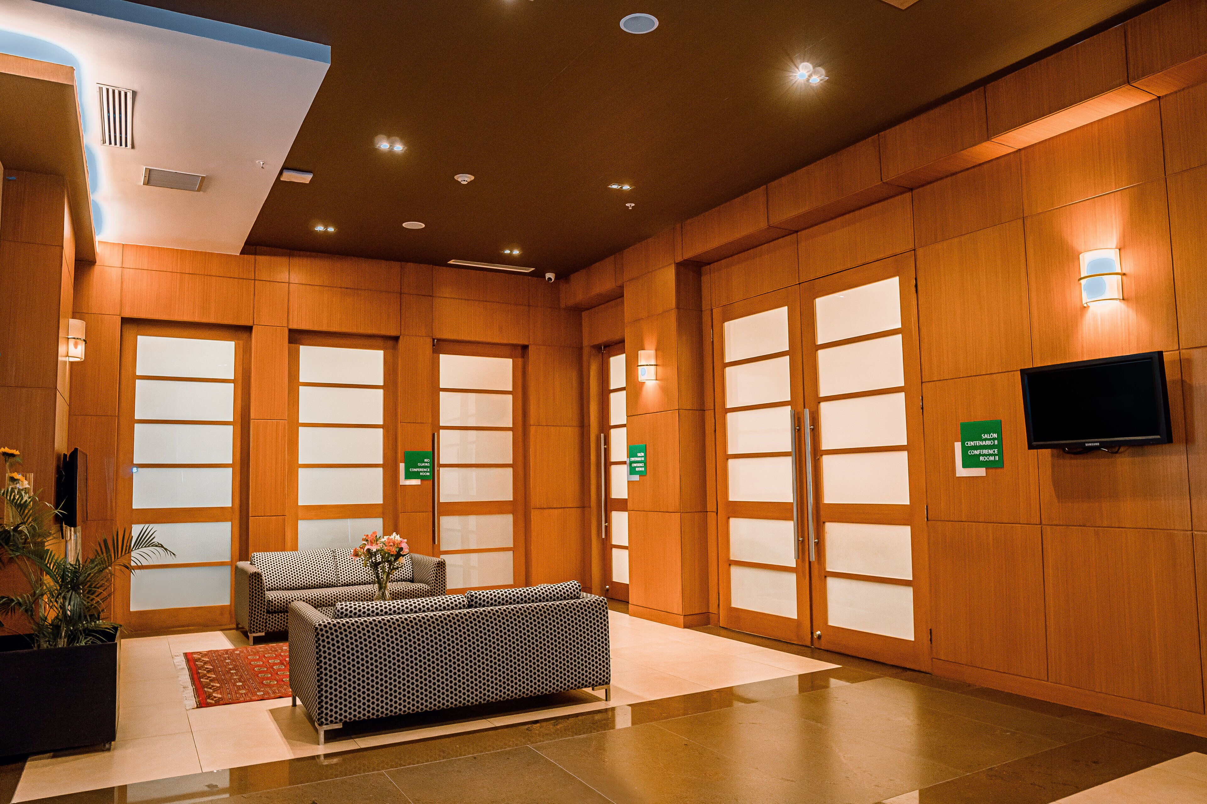 breakfast, lunch, dinner served; international cuisine