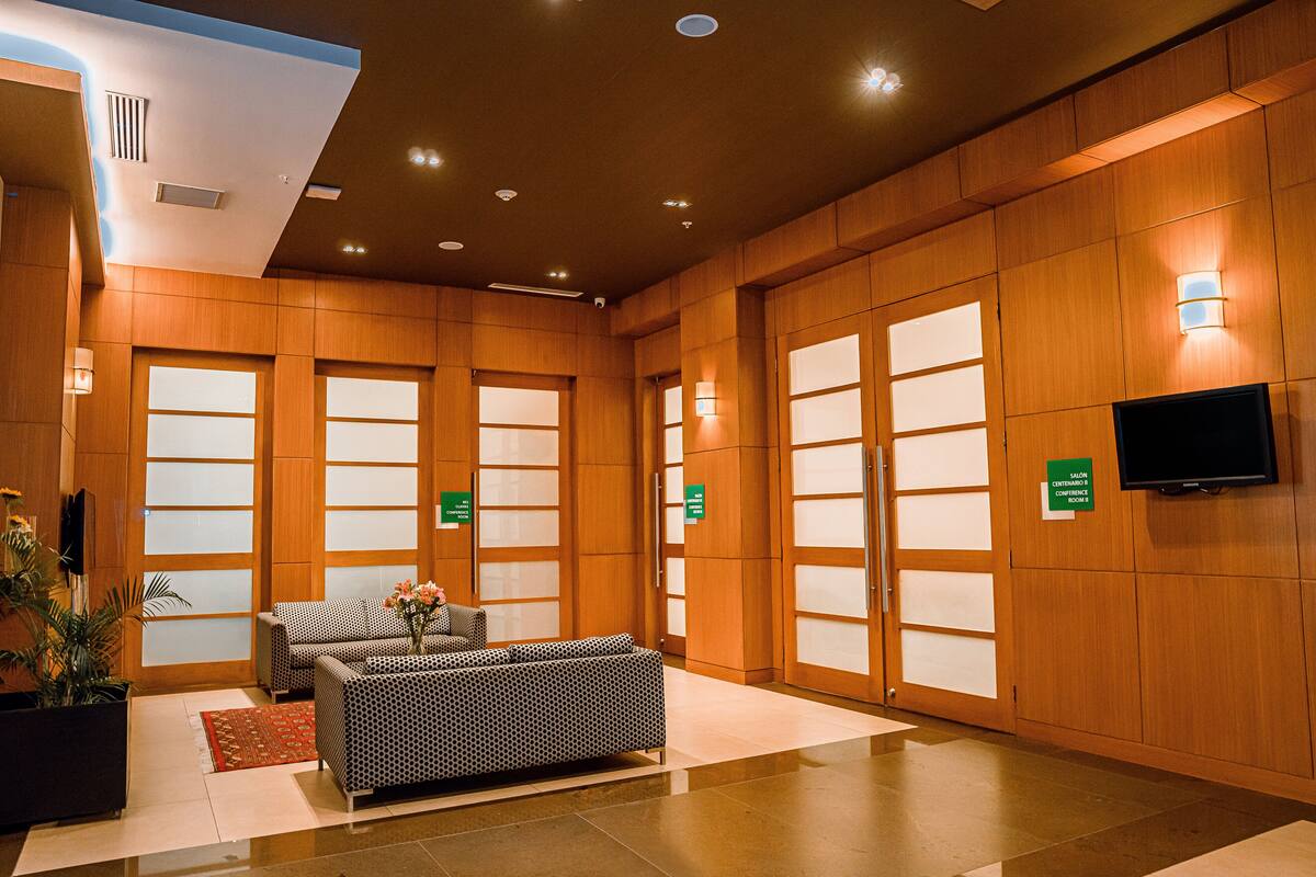 breakfast, lunch, dinner served; international cuisine