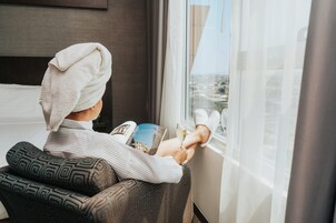 Standard Room, 1 King Bed | Premium bedding, minibar, in-room safe, desk