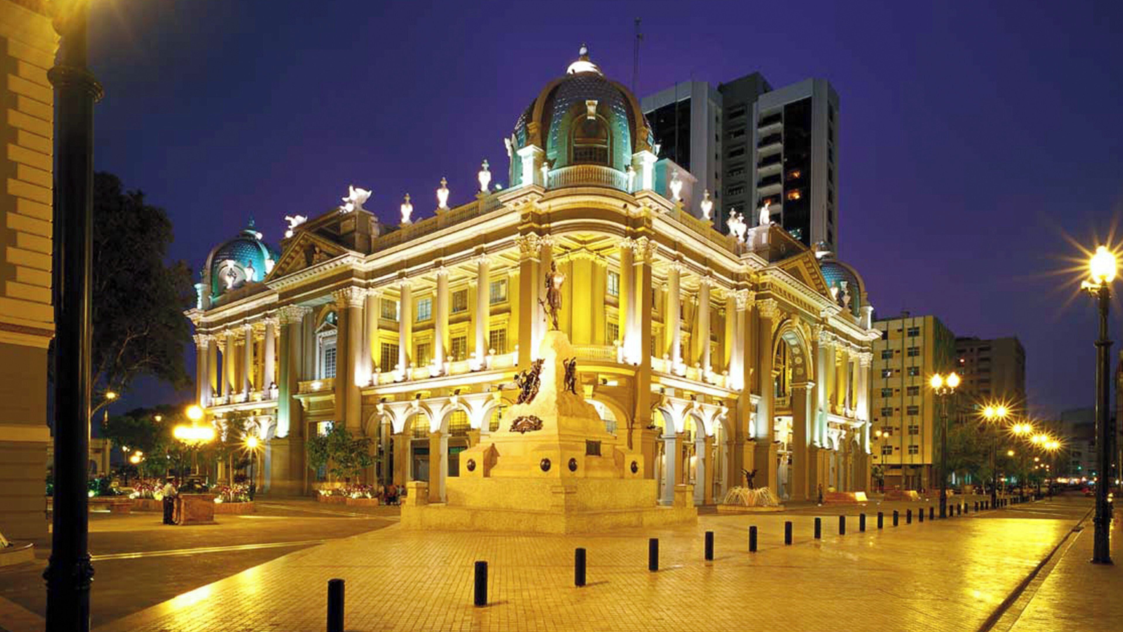 Un edificio histórico con arquitectura clásica, que presenta columnas, una cúpula y estatuas.