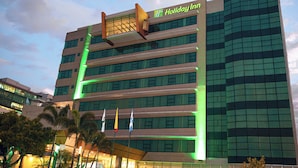 Een meerhoog Holiday Inn hotel met een modern ontwerp, voorzien van een opvallend logo bovenaan.