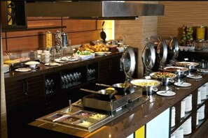 A buffet with various food items and utensils. - Holiday Inn Guayaquil Airport by IHG (Guayaquil)