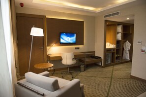 Standardzimmer, 1 King-Bett, barrierefrei, Raucher | Minibar, Zimmersafe, Schreibtisch, schallisolierte Zimmer