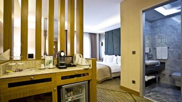 Minibar, caja de seguridad en la habitación y escritorio