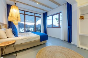 Superior-Zimmer, Terrasse, Meerblick | Minibar, Zimmersafe, kostenloses WLAN, Bettwäsche