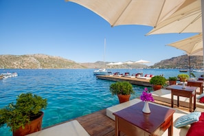 Se sirven desayunos, comidas y cenas con mesas al aire libre