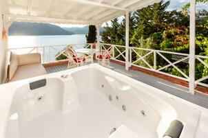 Deluxe Room, Jetted Tub, Sea View | Jetted tub