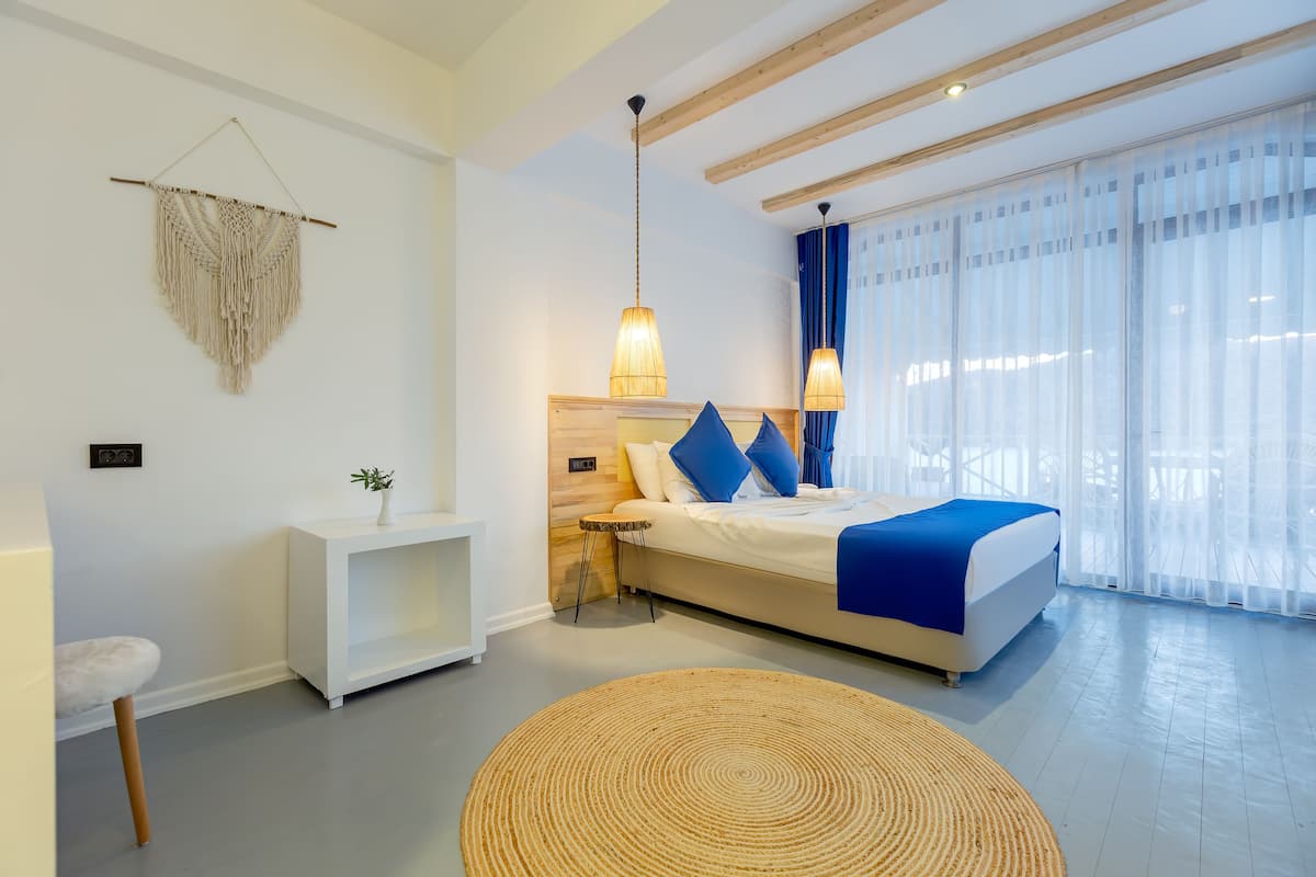 Superior Room, Terrace, Sea View | Minibar, in-room safe, free WiFi, bed sheets
