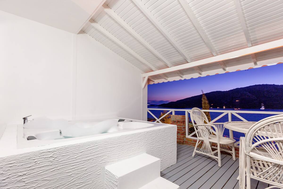 Deluxe Room, Jetted Tub, Sea View | Jetted bathtub