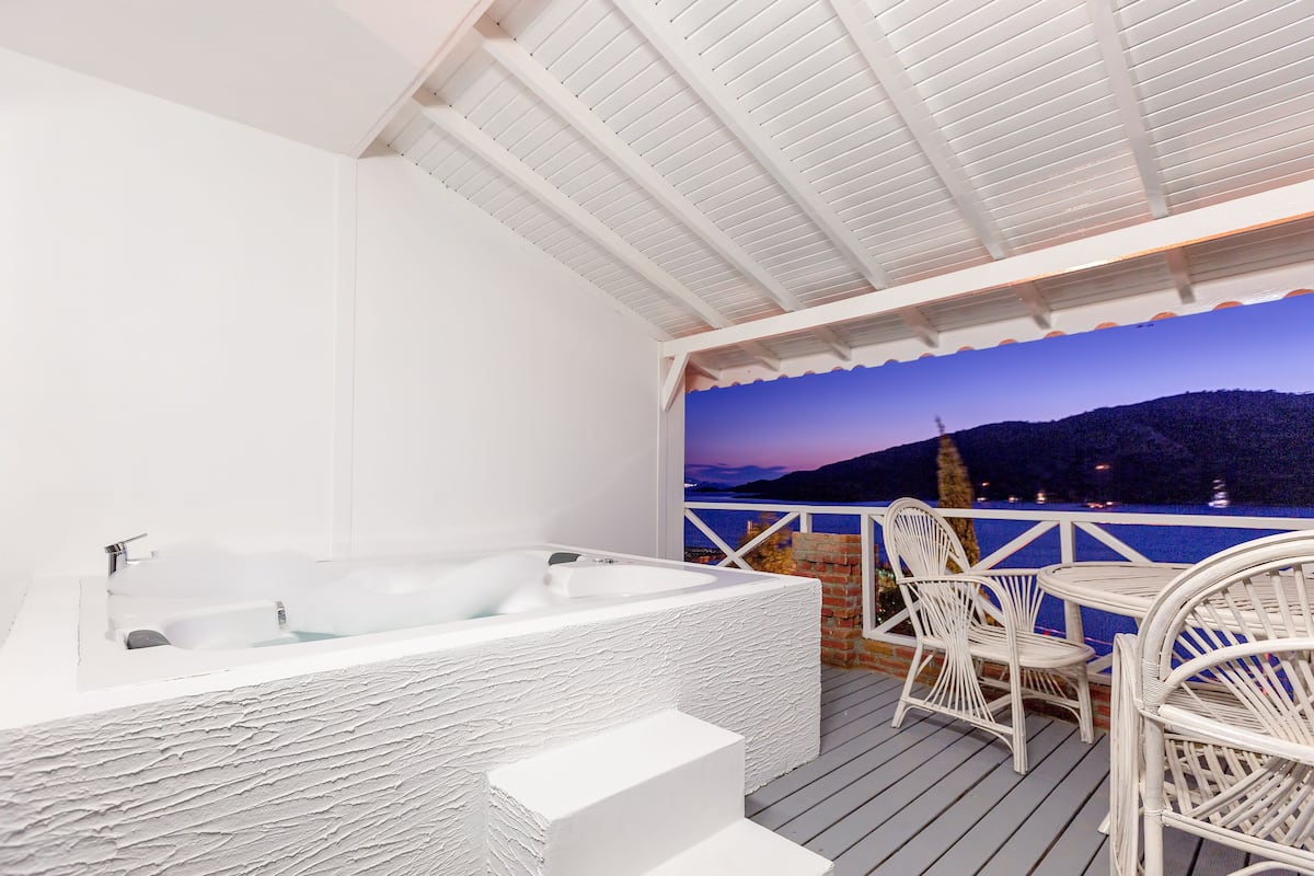 Deluxe Room, Jetted Tub, Sea View | Jetted bathtub