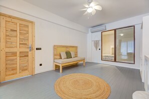 Superior Oda, Balkon, Deniz Manzaralı | Oturma alanı | LCD televizyon 