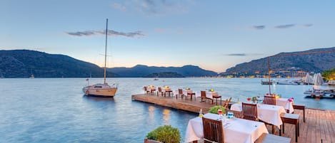 Déjeuner, dßner et souper servis sur place, restaurant en plein air