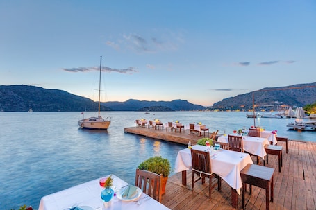 Breakfast, lunch and dinner served . Baldan Suites Hotel & Restaurant